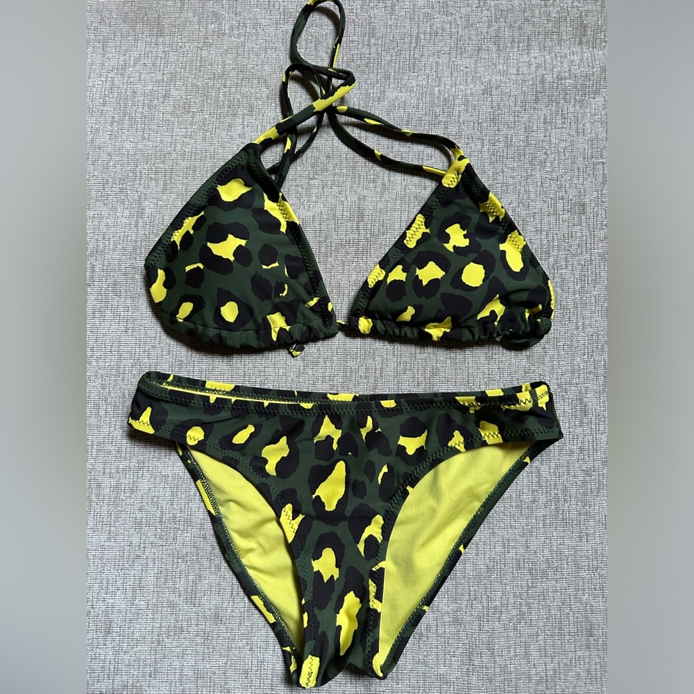 Forever 21 triangle bikini top and bottom set.  Cross cross tie in back . Small